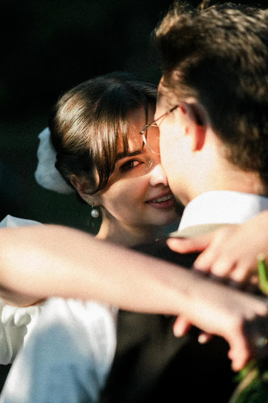 Anika i Mikołaj — czuły moment w promieniach zachodzącego słońca